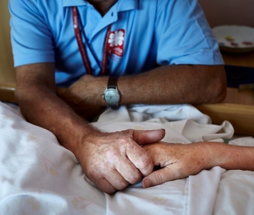 Skupina PKS finančně podpořila zaměstnance žďárské Charity pracující v první linii
