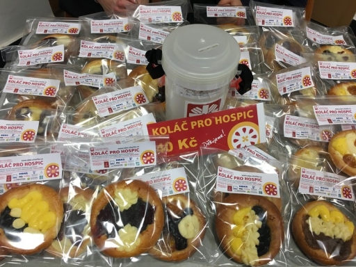 Na PKS se sladké koláčky při charitativní akci „Koláč pro Hospic“ vyprodaly do posledního už za tři čtvrtě hodiny