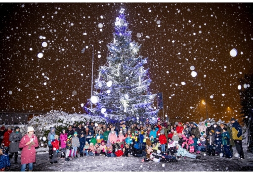 Nabitý program, výborné občerstvení a velká radost dětí i dospělých – to bylo letošní „Rozsvícení vánočního stromu PKS“